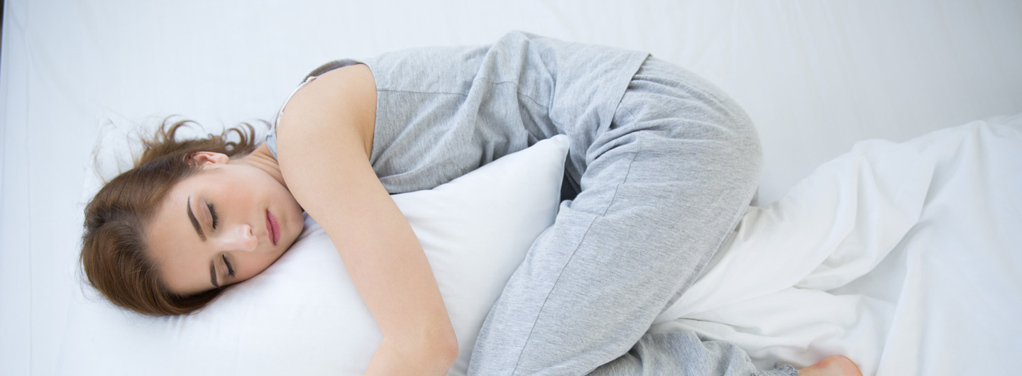Советов для здорового и качественного сна. Поза для сна обнимая подушку и закинув ногу на одеяло фото.